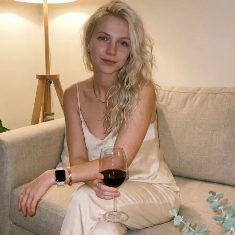 @itsanyaangelova