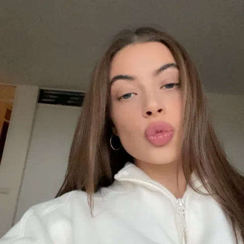 @lisalovella