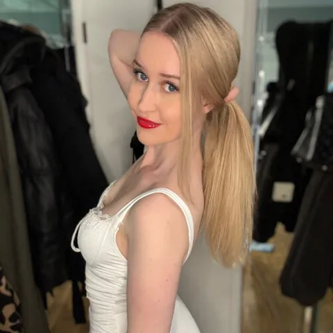 @_ella_brandt