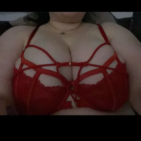 @curvy-anni