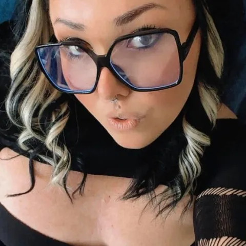 @curvybonnie_xo