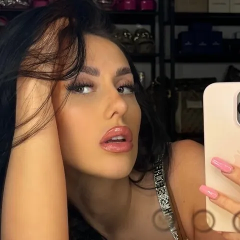 @hornylia