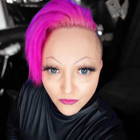 @ladynadinebauer