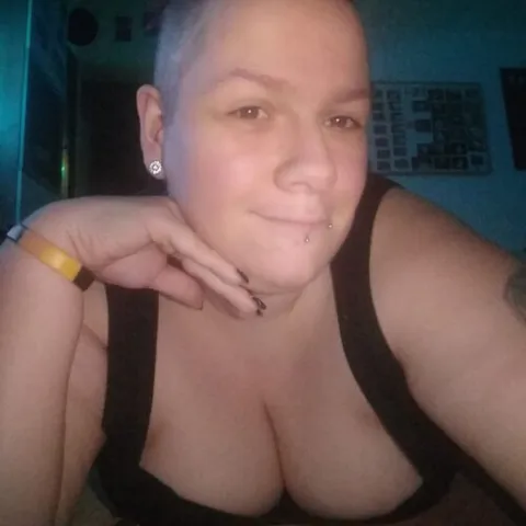 @missqueen1984