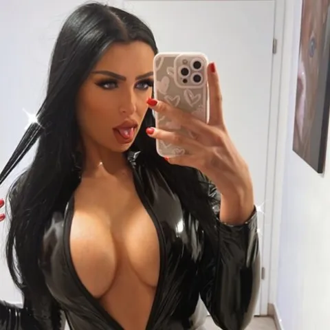 @selinafox