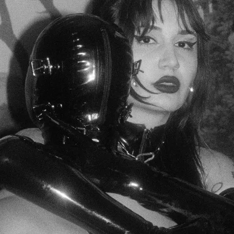 @dominatrixvera