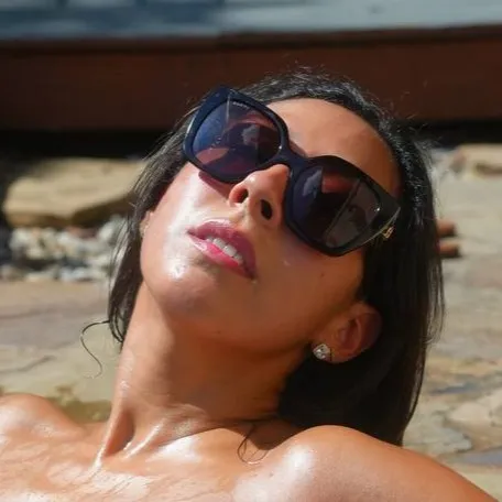 @minathehotwife