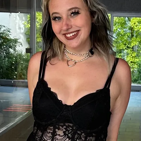 @onlymiasophie