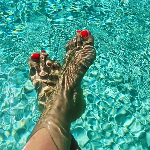@adelinanoir
