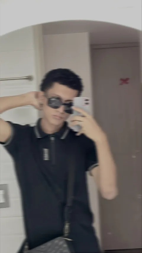 @adrian_boyhot