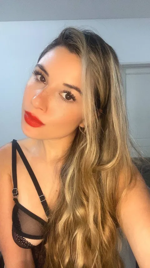 @adriana_moon