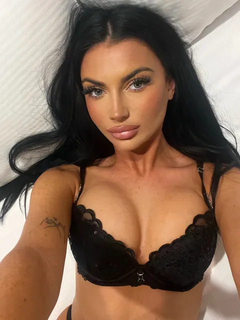 @adrianacruzz