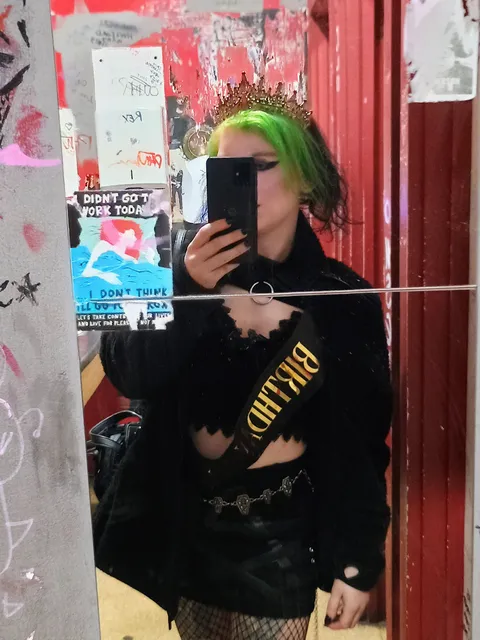 @altqueen24