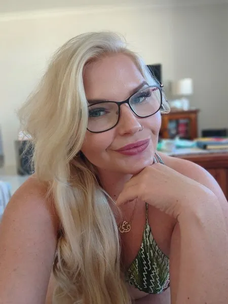 @elliselace