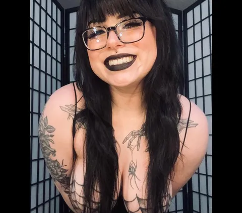 @fav_goth_slut