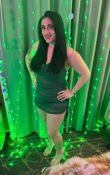 @fullbushhotwife