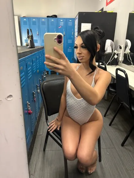 @hollyw00d1