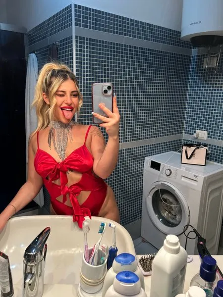 @iamrebeccaazzolina