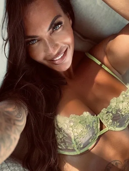 @itschloelopezz
