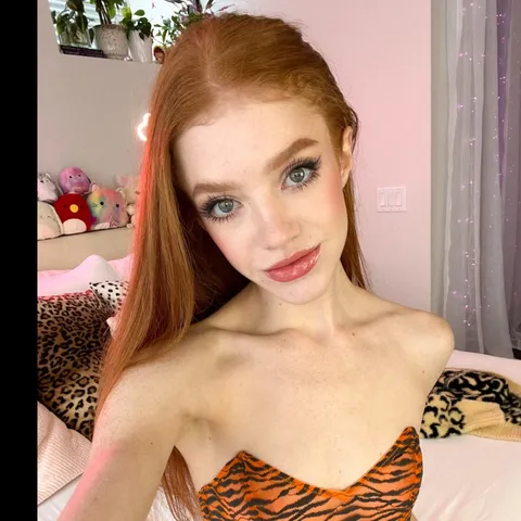 @lilredzoe