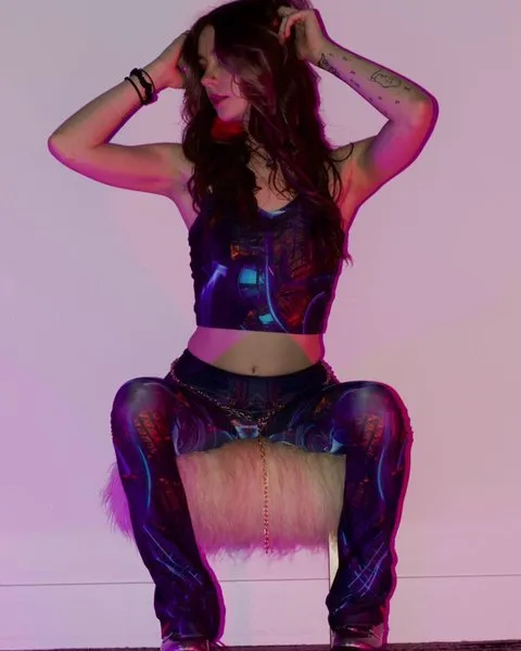 @lolaleighlee