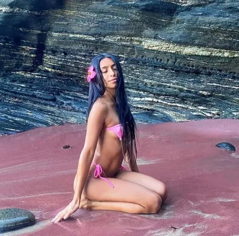 @naomi_nixxx