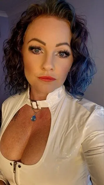 @onenaughtywife