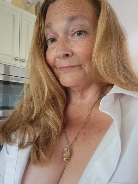 @professionalfacesitter