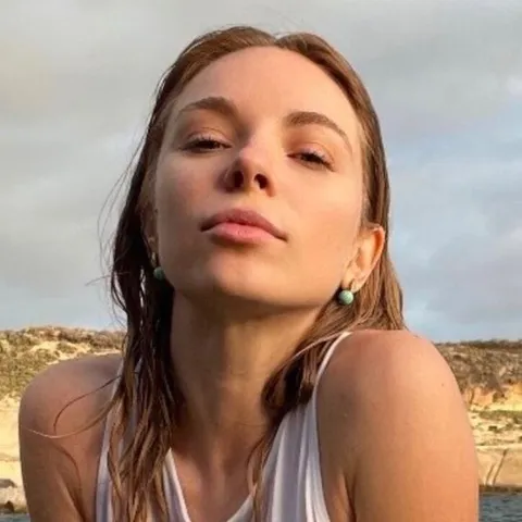 @sheis_bond