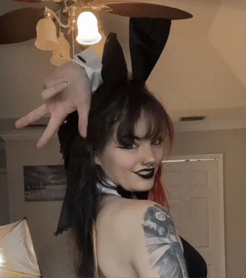 @skylaraynesgray