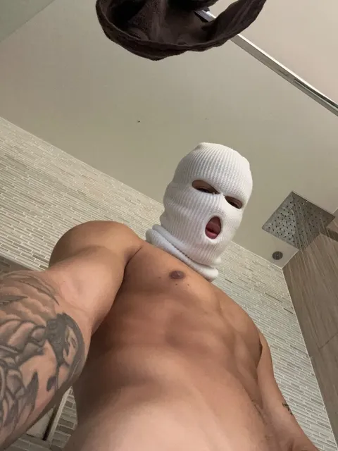 @sneakychrisss