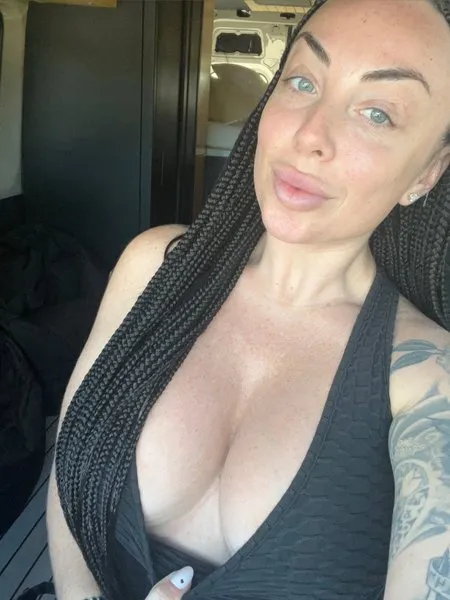 @thenakedwifeisherexx