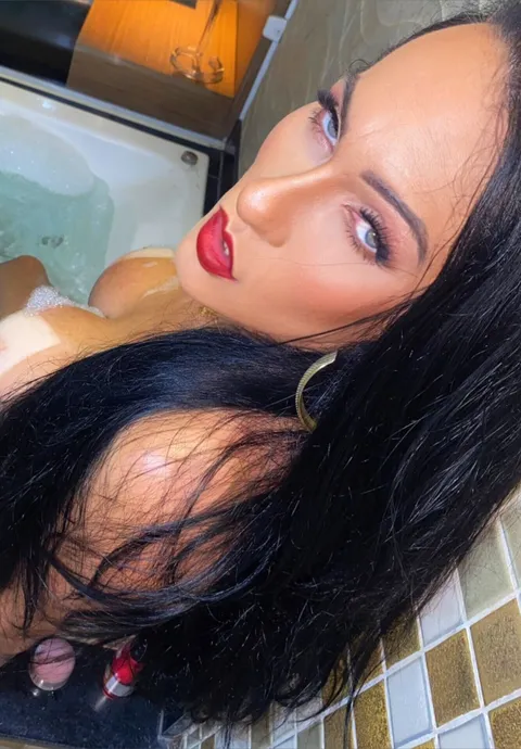 @trannsellyyn