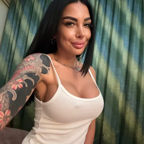 @arianachloe