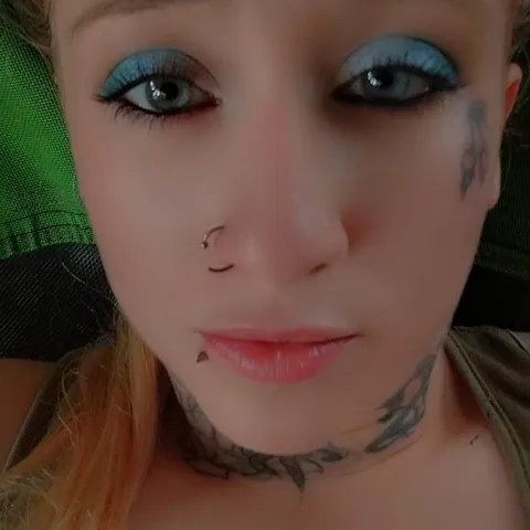 @BlueEyedPetiteBeauty